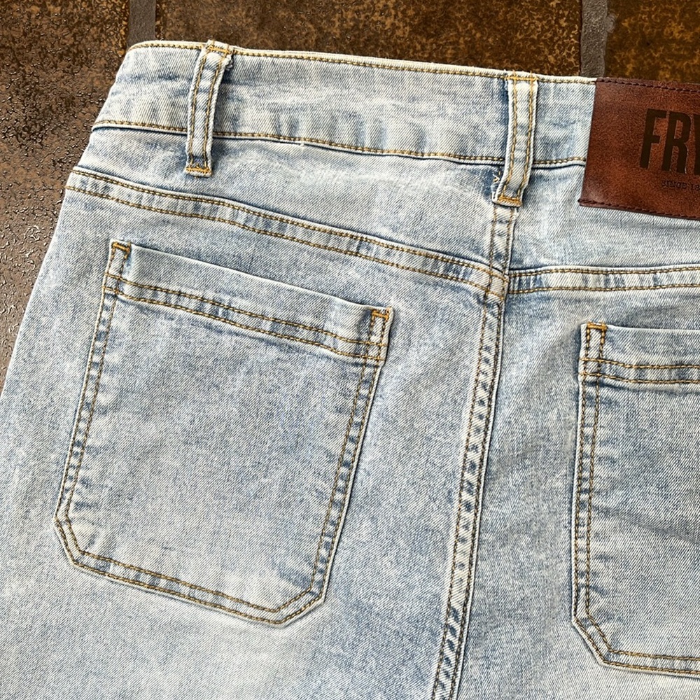 Frye Light Wash High-Rise Patch Pocket Cropped Wide Leg Jean - Picture 8 of 12